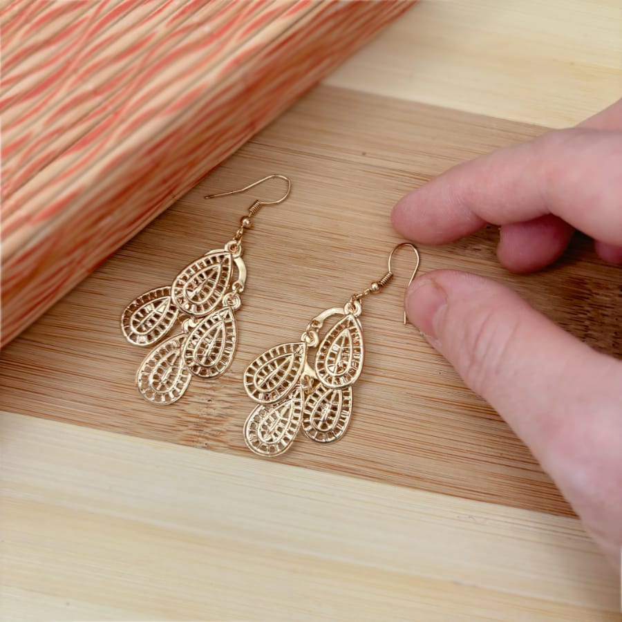 Hanging water drop gold earrings